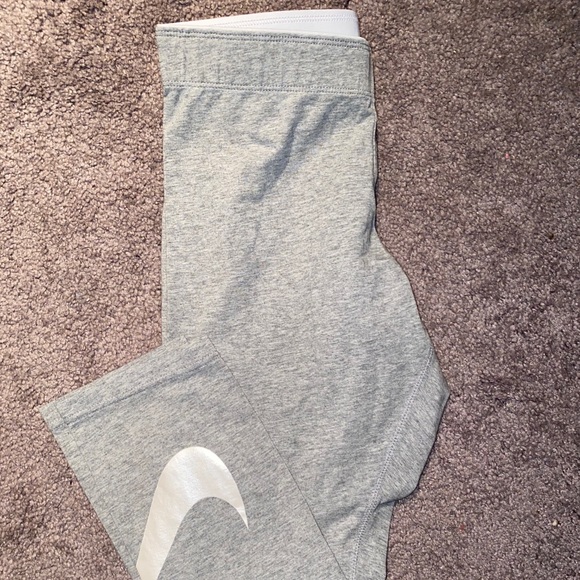 Nike Pants - Nike cropped leggings
